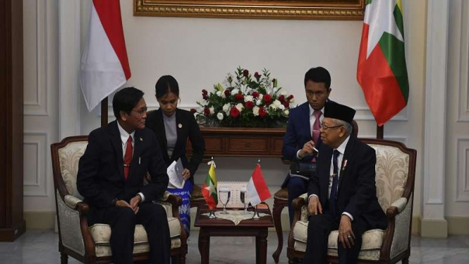 Wakil Presiden Ma'ruf Amin berbincang dengan Wapres Myanmar Henry Van Thio