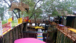 Indahnya Pemandangan dari Om Cafe Kampung Laut