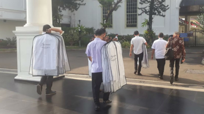 Kemeja putih dibawa masuk ke Istana jelang pengumuman menteri