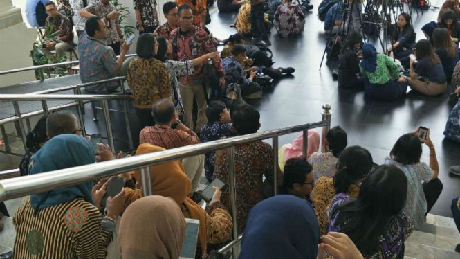 Wartawan menunggu pengumuman kabinet Jokowi-Maruf Amin di Istana Negara.