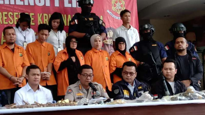 Kepolisian Daerah Metropolitan Jakarta Raya memperlihatkan enam orang tersangka yang berencana menggagalkan pelantikan presiden dan wakil presiden dalam konferensi pers pada Senin, 21 Oktober 2019.