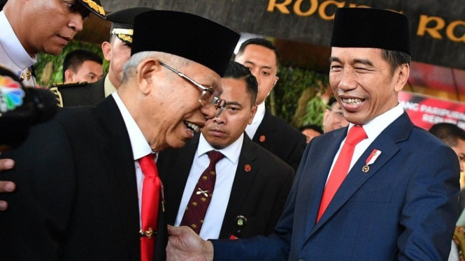 Presiden Joko Widodo dan Wakil Presiden Ma`ruf Amin memberikan keterangan pers usai pelantikan keduanya di Gedung Nusantara, kompleks Parlemen, Senayan, Jakarta (20/10) - ANTARA FOTO/Sigid Kurniawan/pras