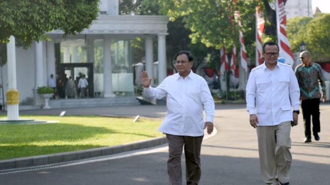 Pemanggilan calon Menteri di hari pertama, Senin 21 Oktober 2019, berlangsung hingga sore hari yang ditutup dengan kedatangan Prabowo Subianto - Ketua Umum Partai Gerindra, mantan rival Jokowi di Pemilu.