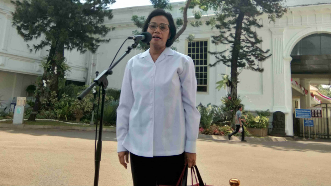Sri Mulyani memberikan keterangan kepada wartawan di Istana usai ketemu Jokowi