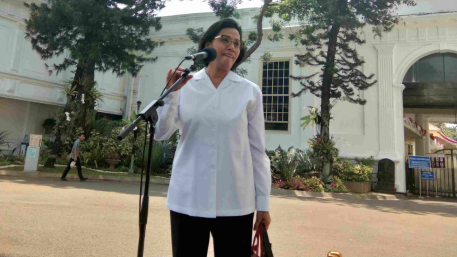 Sri Mulyani memberikan keterangan kepada wartawan di Istana usai ketemu Jokowi