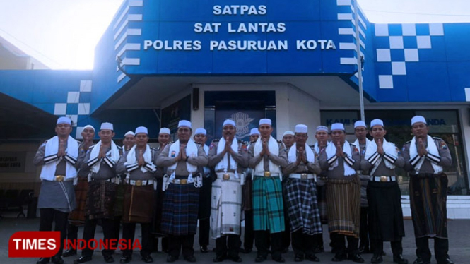 Kasatlantas Polres Pasuruan Kota dan jajarannya kenakan baju ala santri (FOTO: Robert/TIMES Indonesia)