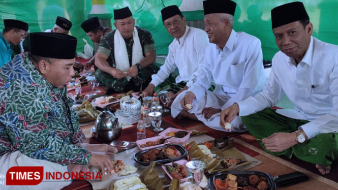 Suasana Makan Tabek para pejabat dan tokoh NU di Kabupaten Bondowoso Jawa Timur. (FOTO: Moh Bahri/TIMES Indonesia).