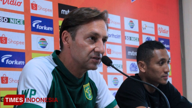 Pelatih Persebaya, Wolfgang Pikal (kiri) memberikan komentar dalam sesi konferensi pers jelang laga kontra Persela, Selasa (22/10/2019). (FOTO: MFA Rohmatillah/ TIMES Indonesia)