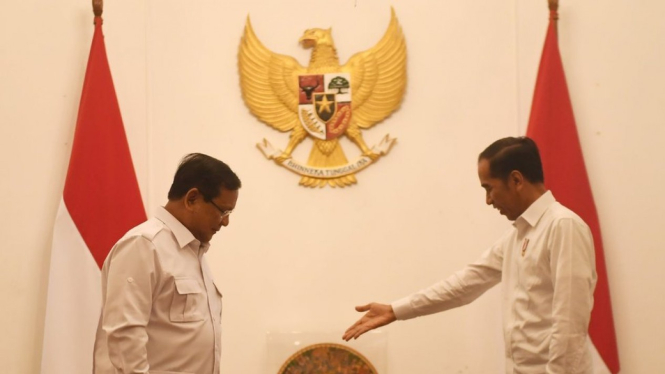 Presiden Joko Widodo (kanan) menyambut kunjungan Ketua Umum Partai Gerindra Prabowo Subianto (kiri) di Istana Merdeka, Jakarta, Jumat (11/10). - ANTARA FOTO/Akbar Nugroho Gumay