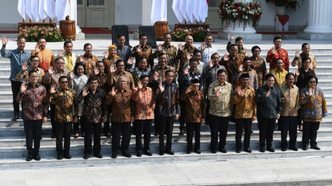 Presiden Jokowi  dan Wapres Maruf Amin bersama para menteri Kabinet Indonesia Maju