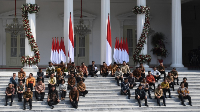 Joko Widodo didampingi Ma'ruf Amin umumkan Kabinet Indonesia Maju
