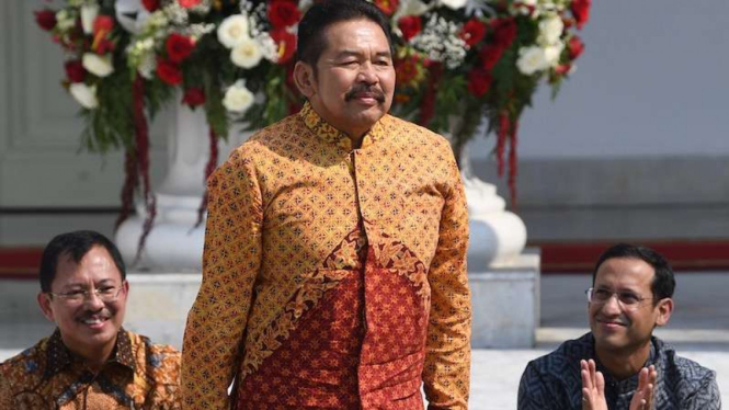 ST Burhanuddin diperkenalkan Presiden Joko Widodo sebagai Jaksa Agung saat pengumuman jajaran menteri Kabinet Indonesia Maju di tangga beranda Istana Merdeka, Jakarta, Rabu (23/10/2019).