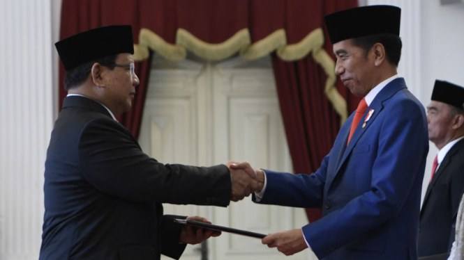 Presiden Jokowi menyerahkan Kepres ke Prabowo