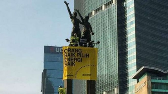 Spanduk Greenpeace di Pantung Selamat Datang di Budaran Hotel Indonesia, Jakarta