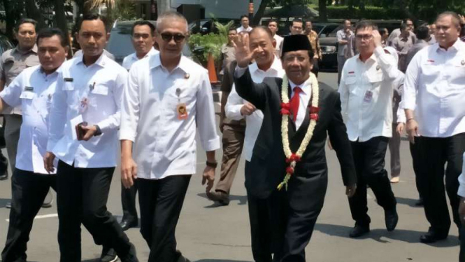 Menko Polhukam Mahfud MD saat tiba di kantor setelah pelantikan di Istana Negara.
