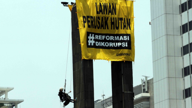 (FOTO ILUSTRASI) Greenpeace Indonesia Pasang Spanduk Sindir Pemerintah di HI