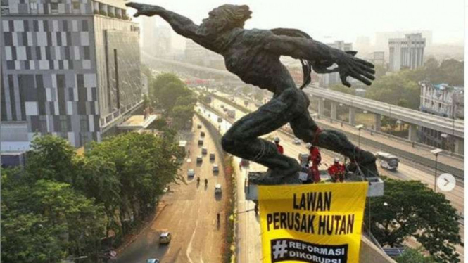 Spanduk Greenpeace di Patung Dirgantara, Pancoran, Jakarta Selatan.