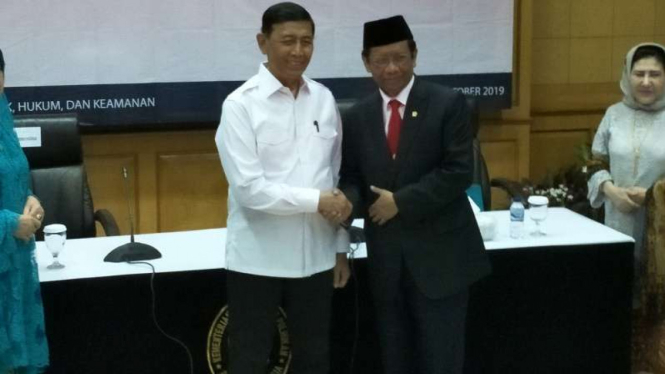 Wiranto dan Mahfud MD saat serah terima jabatan Menko Polhukam.