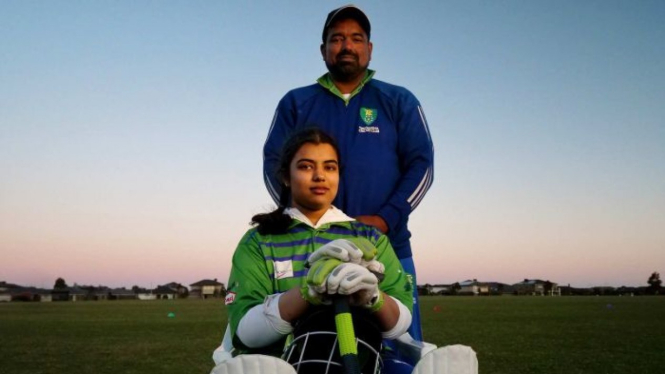 Jamal Mohammed dan putrinya Mairaj Fatima yang menjadi anggota tim kriket putri junior Truganina Cricket Club.