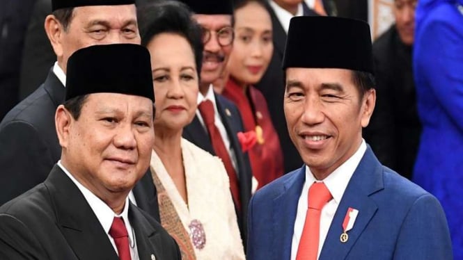 Presiden Joko Widodo (kanan) memberi selamat kepada Menteri Pertahanan Prabowo 
