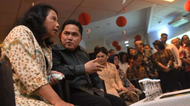 Menteri BUMN Erick Thohir (kanan) berbincang dengan mantan Menteri BUMN Rini Soemarno (kiri) dalam acara serah terima jabatan di Kementerian BUMN, Jakarta, Rabu (23/10/2019). Erick Thohir secara resmi menggantikan Rini Soemarno sebagai Menteri BUMN. 