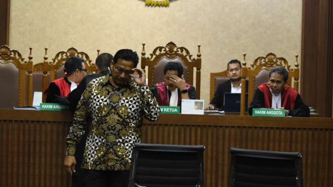 Bowo Sidik Pangarso berjalan di depan Majelis Hakim Pengadilan Tipikor Jakarta, 23 Oktober 2019.