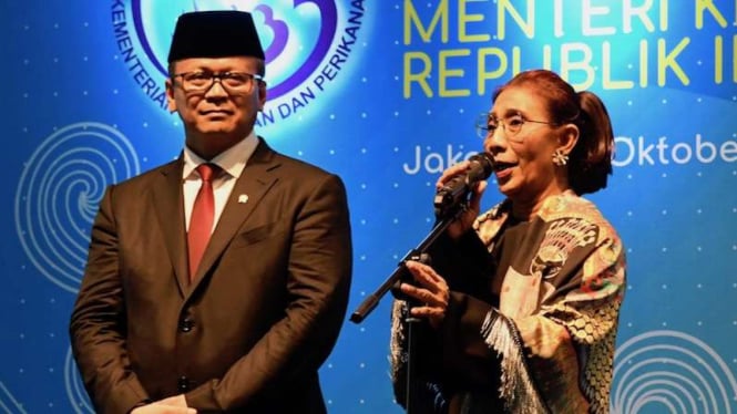 Mantan Menteri Kelautan dan Perikanan Susi Pudjiastuti (kanan) didampingi Menteri Kelautan dan Perikanan Edhy Prabowo, menyampaikan sambutan dalam acara serah terima jabatan (Sertijab) di Kantor Kementerian Kelautan dan Perikanan (KKP) Jakarta.