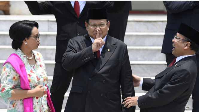 Prabowo (tengah) bersama Menteri Luar Negeri Retno Marsudi dan Mensesneg Pratikno. - Antara