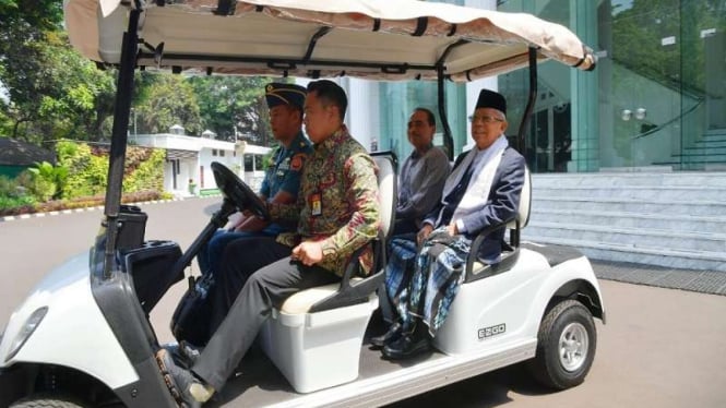 Wakil Presiden Ma'ruf Amin mengenakan sarung saat rapat kabinet pertama