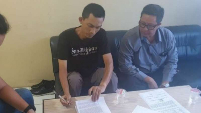 Amir Jamaah Ansharut Daulah wilayah Bandar Lampung, SRF alias SH alias Abu Ahmad (kiri), saat menyerahkan diri di Markas Polres Lampung Tengah, Lampung, Senin 21 Oktober 2019.