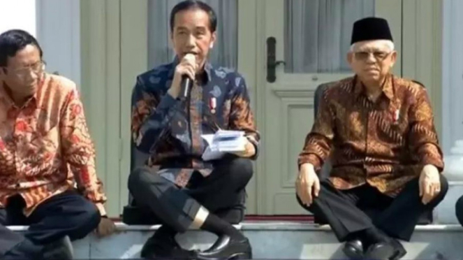 Pose Jokowi saat umumkan Kabinet Indonesia Maju