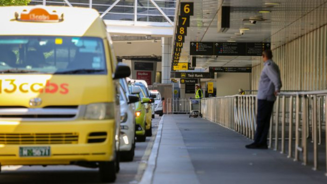 Pengemudi taksi resmi di bandara Tullamarine mengeluhkan harus antri lama untuk bisa mendapat penumpang.