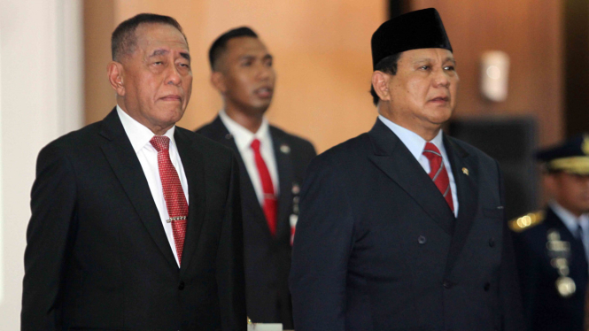Menhan Prabowo Subianto (kanan)