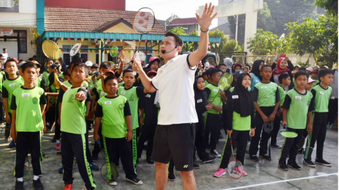 Legenda ganda putra Indonesia, Candra Wijaya bersama siswa-siswi sekolah dasar