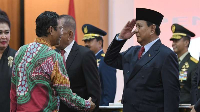 Menteri Pertahanan Prabowo Subianto (kanan) memberi hormat kepada Menko Polhukam