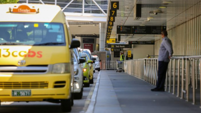Pengemudi taksi resmi di bandara Tullamarine mengeluhkan harus antri lama untuk bisa mendapat penumpang.