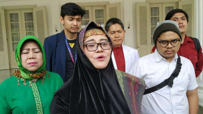 Ratu Agung, ibunda Faisal Amir, mahasiswa korban demonstrasi mahasiswa yang rusuh di Jakarta beberapa waktu lalu, usai menemui Gubernur DKI Anies Baswedan, Jumat, 25 Oktober 2019.