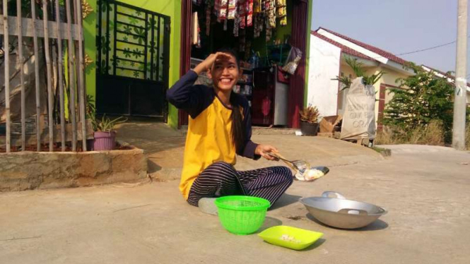 Aksi Sulastri Lestari, warga Kabupaten Bekasi, Jawa Barat, menggoreng kerupuk dengan memanfaatkan terik Matahari yang menyengat, bukan dengan api dari kompor.