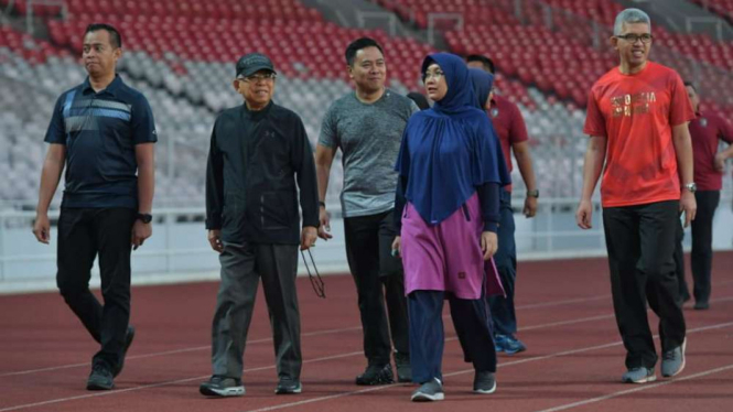 Wakil Presiden Ma'ruf Amin dan Istri saat olahraga di Stadion GBK.