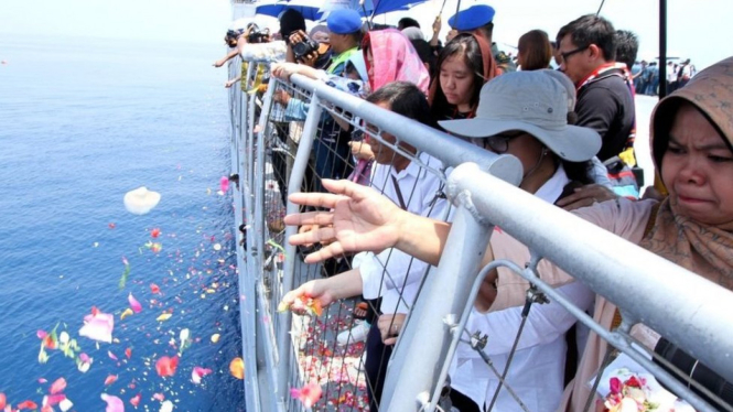 Keluarga korban menaburkan bunga di lokasi yang disebut lokasi jatuhnya pesawat Lion Air JT di Laut Tanjugn Karawang, Jabar, yang menyebabkan 610 orang penumpangnya meninggal dunia, 6 November 6, 2018. - Azwar/Anadolu Agency/Getty Images