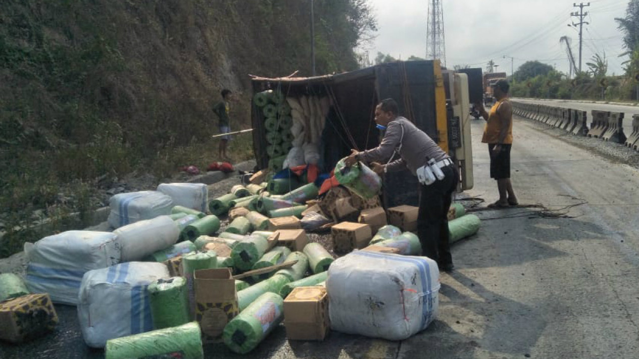 Foto Kecelakaan Maut Di Jalur Lintas Sumatera, Satu Keluarga Tewas