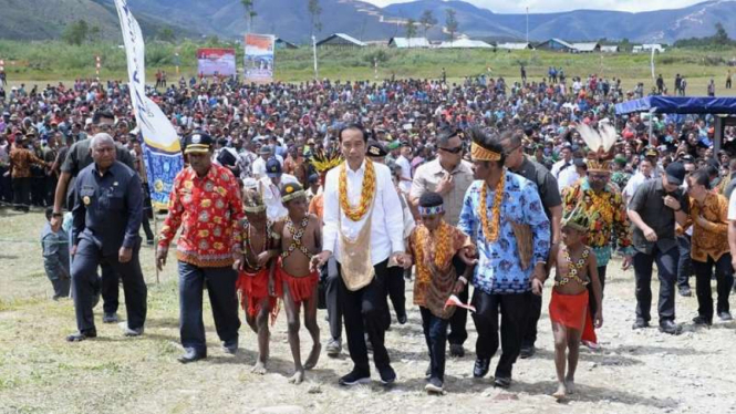 Presiden Jokowi di Pegunungan Arfak Papua 27/10/2019