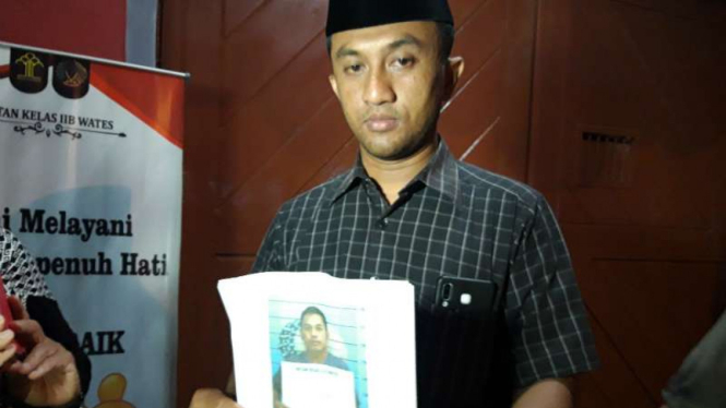  Kepala Rutan Kelas IIB Wates, Deny Fajariyanto, menunjukkan foto narapidana yang melarikan diri