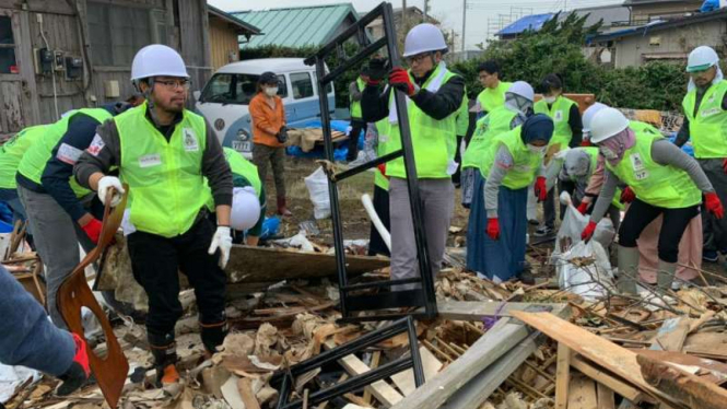 Relawan KMII Bersama Warga Jepang Kerja Bakti Bersihkan Puing Topan Hagibis