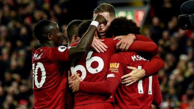Para pemain Liverpool merayakan kemenangan atas Tottenham Hotspur