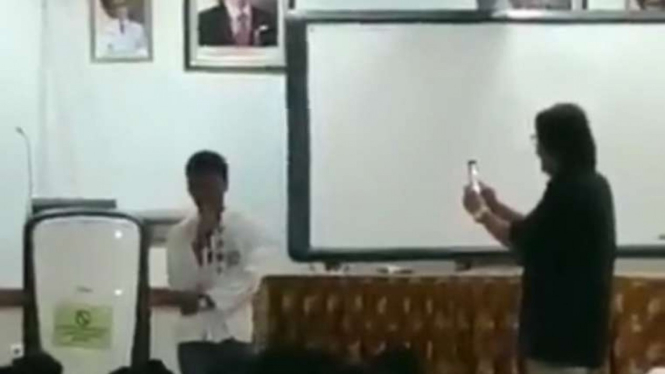 Siswa di SMAN 4 Jakarta menirukan suara Jokowi