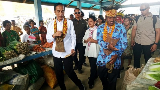 Presiden Joko Widodo bersama Ibu Negara Iriana Joko Widodo meninjau pasar khusus Mama Papua di Distrik Anggi, Kabupaten Pegunungan Arfak, Papua Barat, Minggu (27/10). Kunjungan perdana presiden setelah pelantikan yang berlangsung sepekan lalu itu bertujua