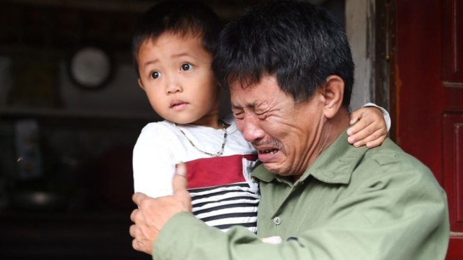 Le Minh Tuan, ayah Le Van Ha yang berusia 30 tahun. Dia kini harus membesarkan cucunya. - Getty Images