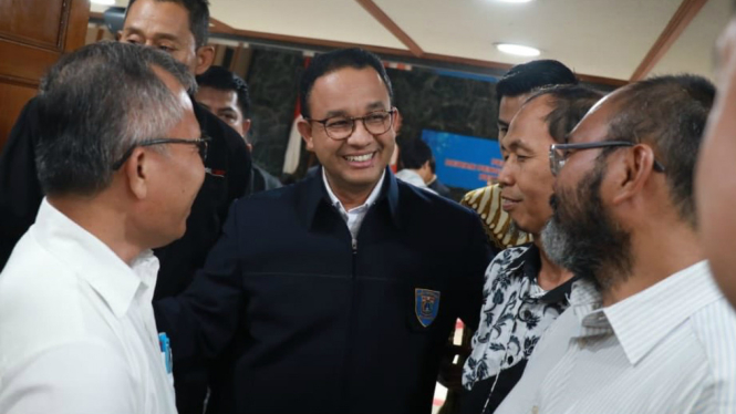 Gubernur DKI Jakarta Anies Baswedan (tengah)