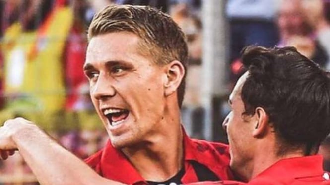 Penyerang SC Freiburg, Nils Petersen (kiri), melakukan selebrasi